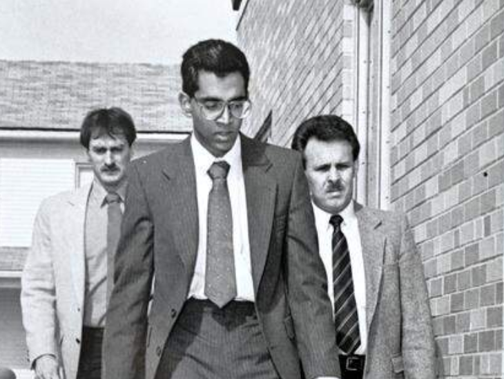 सुब्रमण्यम वेदम की 23 फरवरी, 1988 की एक तस्वीर। वे वकीलों के साथ अदालत जा रहे हैं।