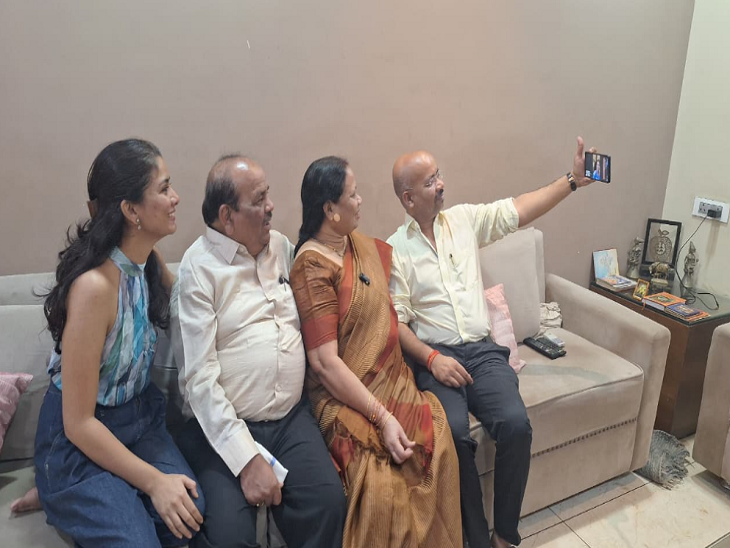 परिवार के सदस्यों के साथ बात करती हुई आकांक्षा।