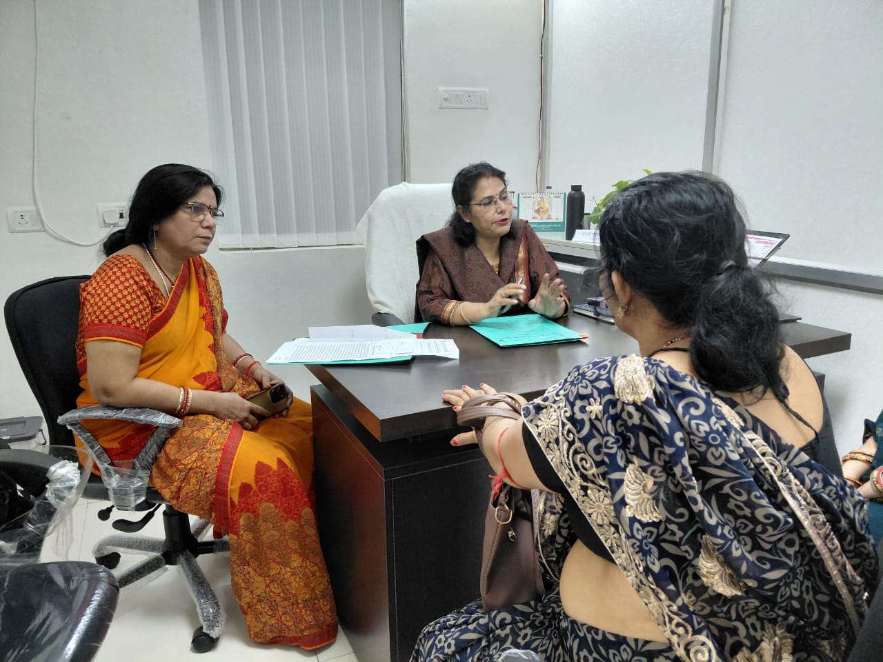 महिला आयोग में विचार-विमर्श करतीं पीड़िता।