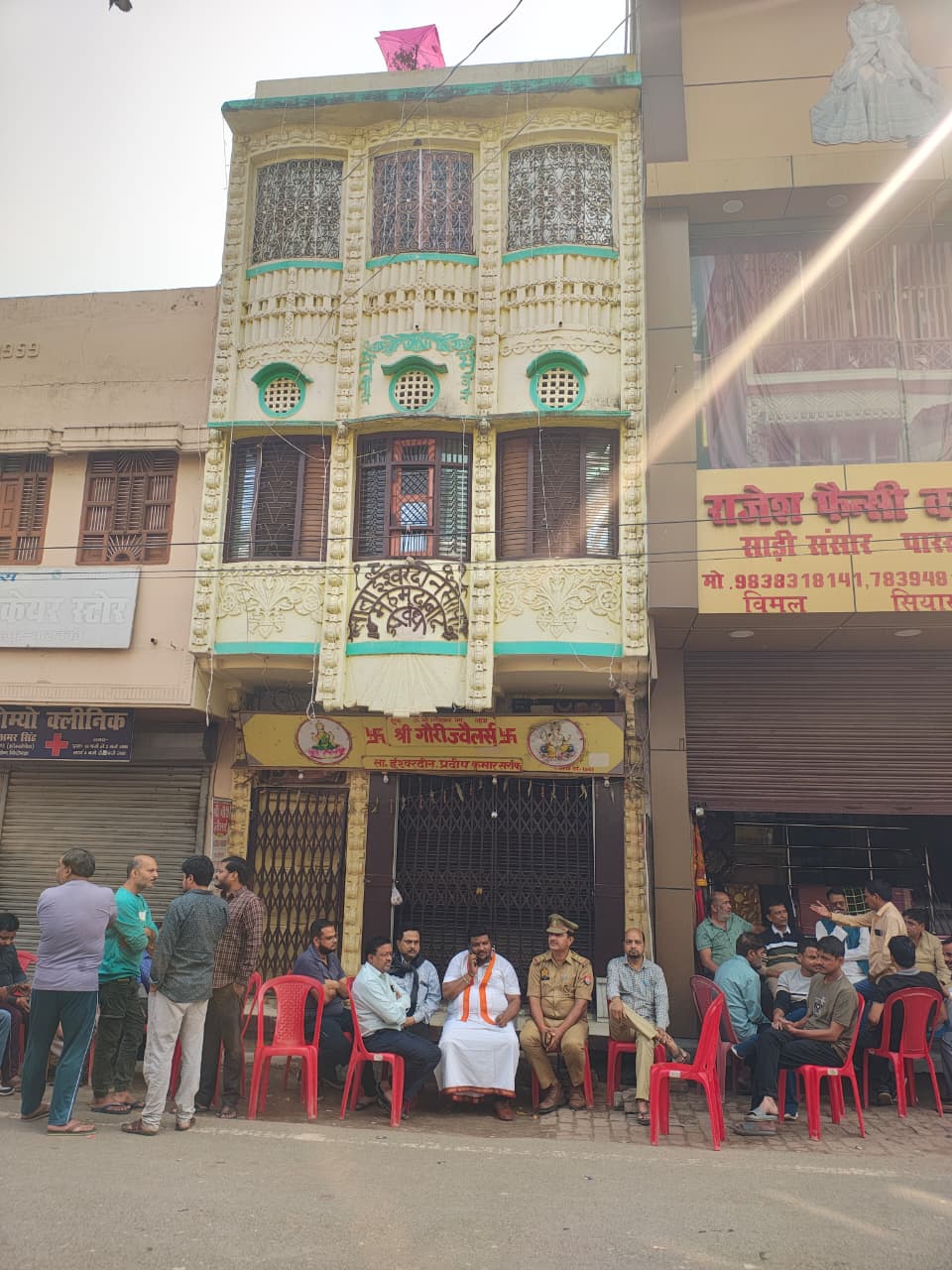 प्रदीप का घर दिवाली पर रंग बिरंगी लाइटों से सजाया गया था।