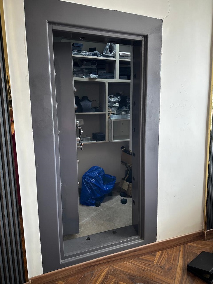 शोरूम की तिजोरी, जहां से चोर गहने चुरा ले गए।