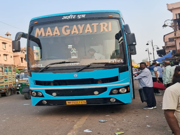 स्लीपर बस चालक ने की परिवहन निरीक्षक (TI) से धक्का-मुक्की:  मशीन-मोबाइल छीनकर फरार, उड़न दस्ते की गाड़ी पर किया पथराव, सीज बस ले जाने की कोशिश – Kota News