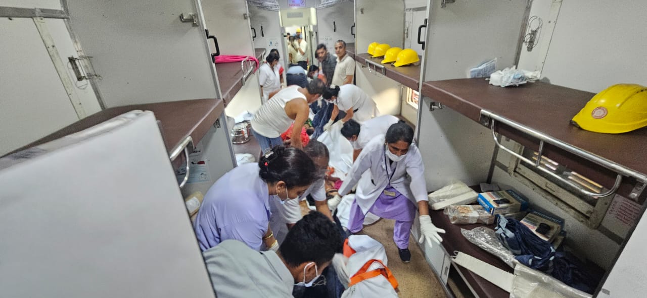 घायलों का इलाज डॉक्टर्स की टीम कर रही है।