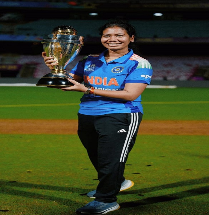 ट्रॉफी के साथ आकांक्षा।