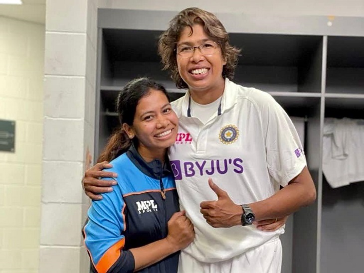 झूलन गोस्वामी के साथ आकांक्षा।