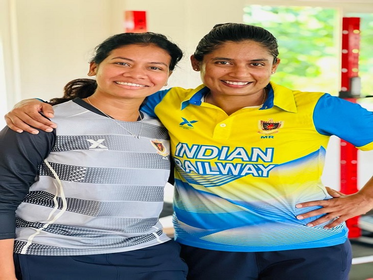 पूर्व कप्तान मिताली राज के साथ आकांक्षा की पुरानी तस्वीर।