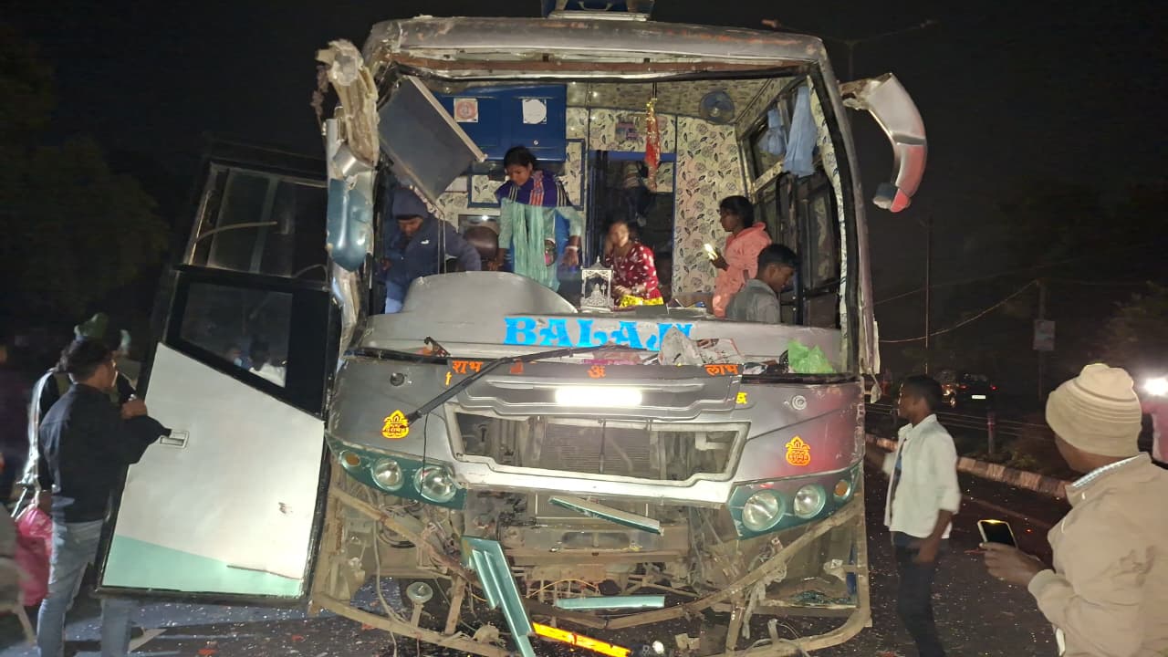 बस जामताड़ा से बोकारो आ रही थी।