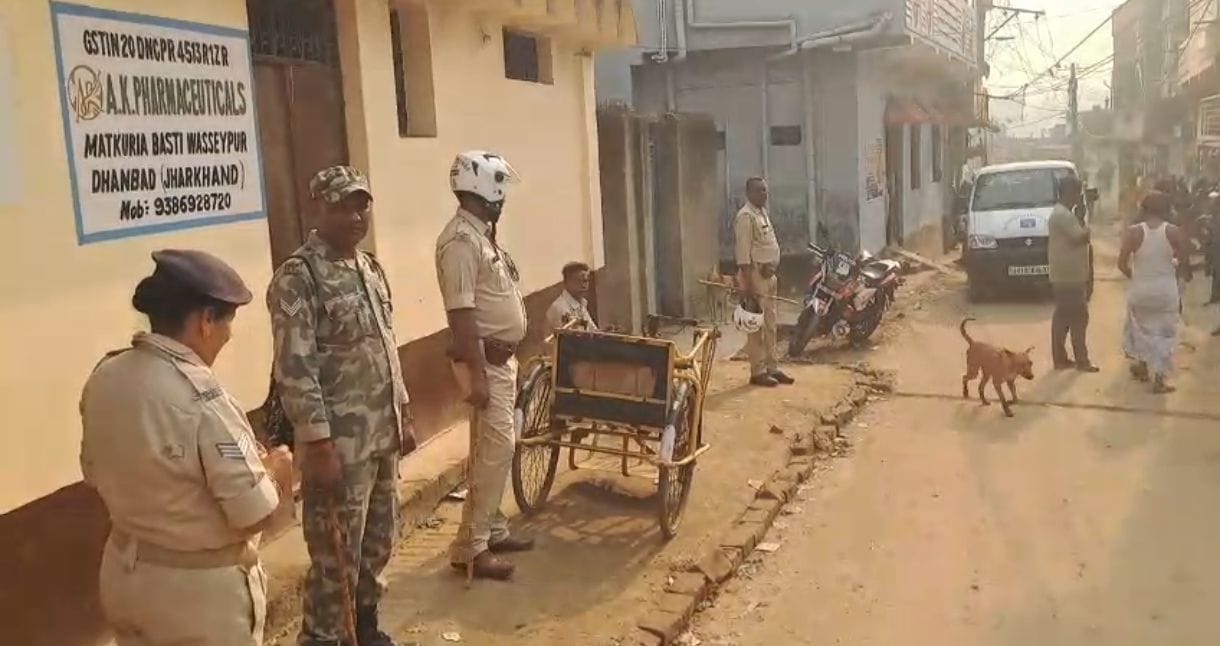 छापेमारी के दौरान इलाके को छावनी में तब्दील कर दिया गया।