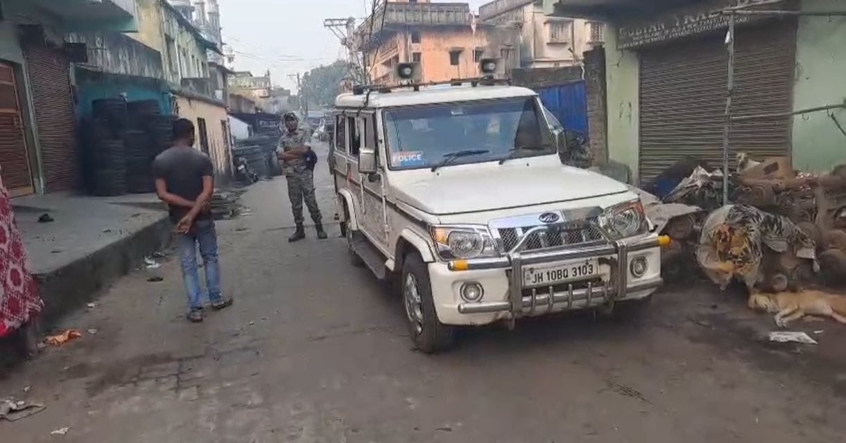 पुलिस की इस कार्रवाई से इलाके में सन्नाटा पसरा हुआ है।