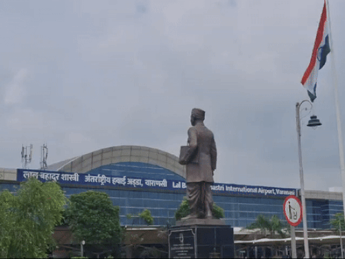 वाराणसी के लाल बहादुर शास्त्री इंटरनेशनल एयरपोर्ट पर यात्री ने फ्लाइट का इमरजेंसी डोर खोलने की कोशिश की गई।
