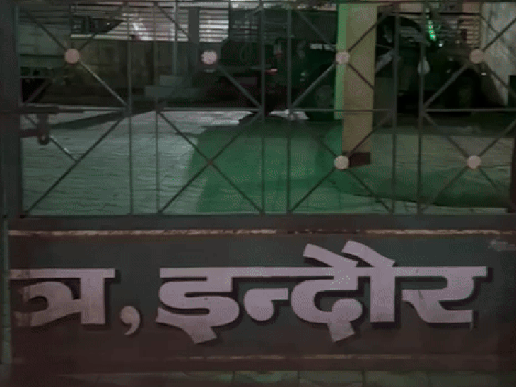 आरोपियों ने खुलासा किया है कि वन कर्मी उन्हें वन्य जीवों की जानकारियां देते थे।