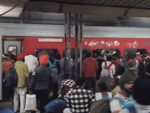 अंबाला कैंट स्टेशन पर देर रात अफरा-तफरी:  जननायक एक्सप्रेस में यात्री नहीं हो सके सवार, जनरल कोचों के बंद गेटों से बढ़ी परेशानी – Ambala News