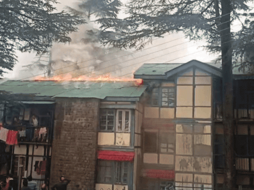 शिमला के कसुम्पटी में आवासीय भवन में आग।