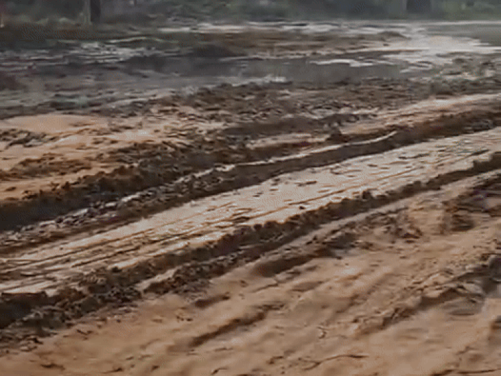 बिहार के मनेर में सीएम मोहन यादव की जनसभा स्थल पर जाने वाले रास्ते को खोदने के आरोप विपक्ष पर लग रहे हैं।