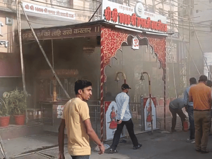 रेस्टोरेंट में लाखों रुपए का फर्नीचर, इलेक्ट्रॉनिक उपकरण और सजावटी सामान जलकर राख हो गया।