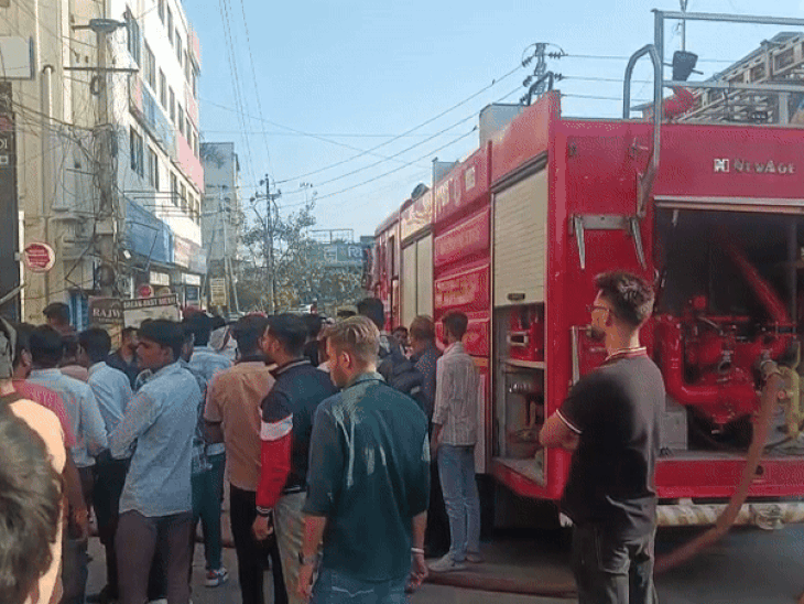 कुछ देर बार आसपास लोगों की बड़ी संख्या में भीड़ एकत्रित हो गई।