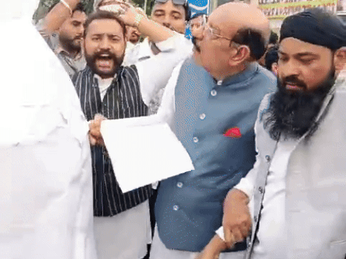 राजा बडिंग और कांग्रेस पार्टी के खिलाफ नारेबाजी करते हुए आप नेता।