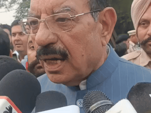 मोहिंदर भगत पत्रकारों से बात करते हुए।