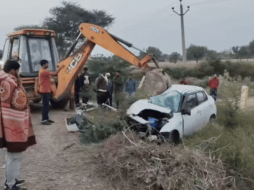 हादसे में कार ड्राइवर की मौके पर ही मौत हो गई।