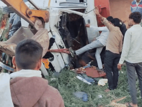 45 मिनट की मशक्कत के बाद ड्राइवर को बाहर निकाला।