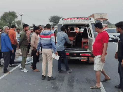 एम्बुलेंस की मदद से घायल को अस्पताल पहुंचाया गया।