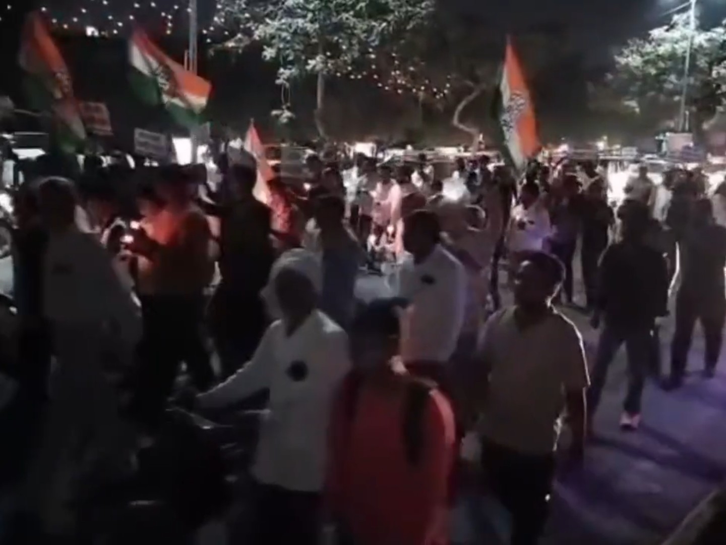 कैंडल मार्च निकालते कांग्रेस कार्यकर्ता।