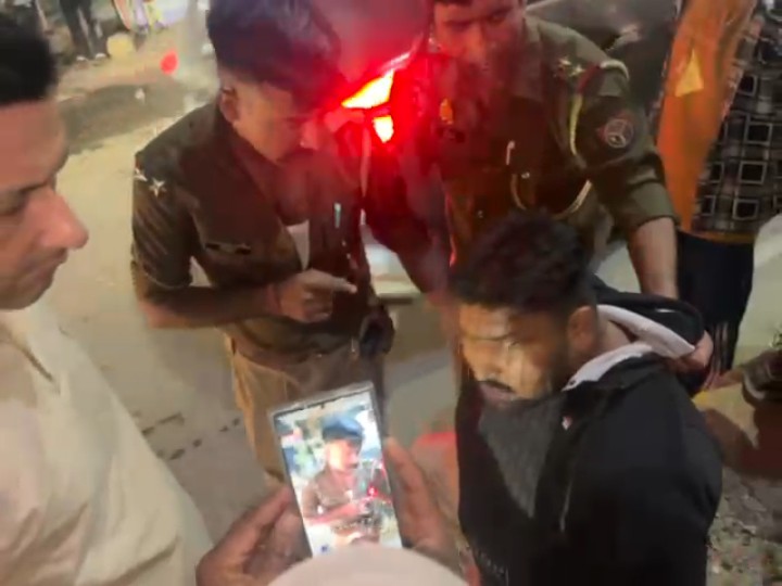 पुलिस कर्मियों से मारपीट करने के आरोपी को पकड़े जवान।
