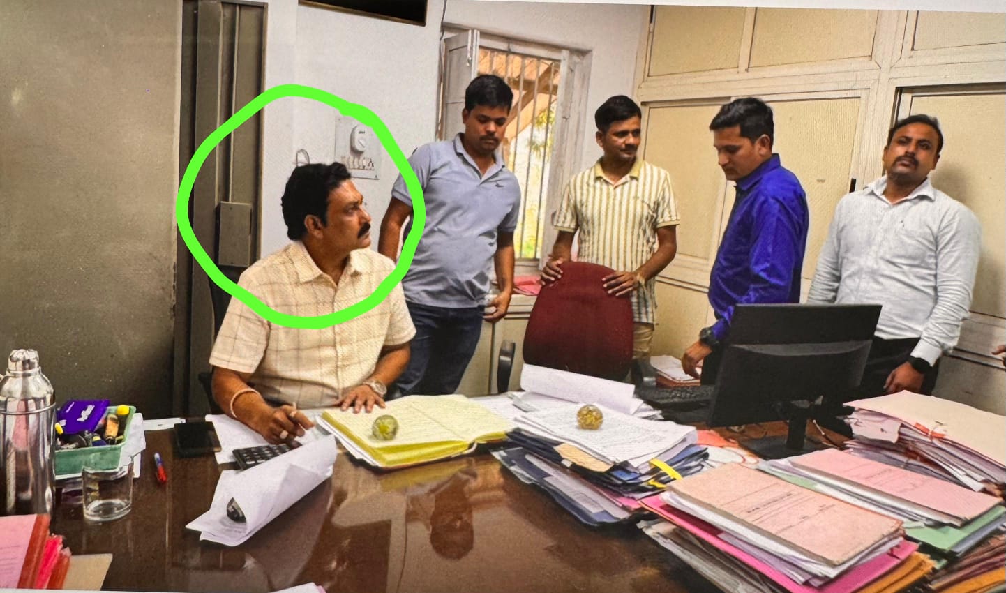 कक्ष में कुर्सी पर बैठे रिश्वत लेते पकड़ा था।