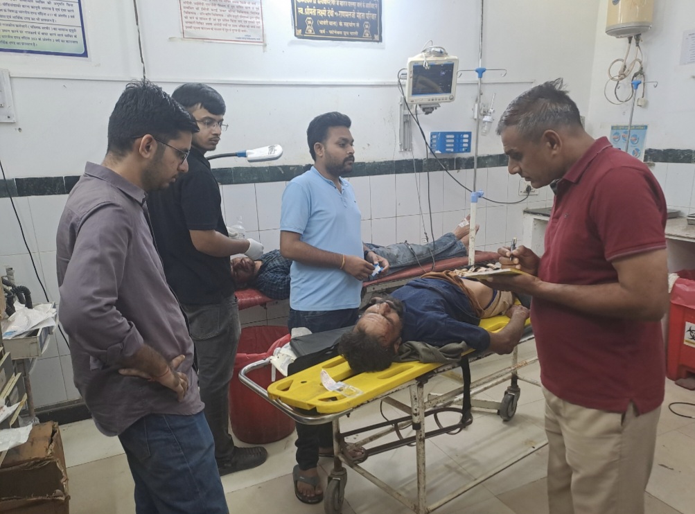 पाली के बांगड़ हॉस्पिटल में घायल ट्रक सवार को भर्ती कराया गया है।