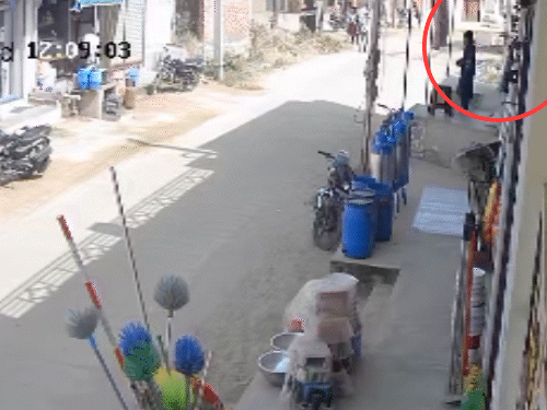 युवती दुकान से उतरती नजर आ रही है, वहीं फ्रेम में पीछे से काली थार भी आती नजर आ रही है।