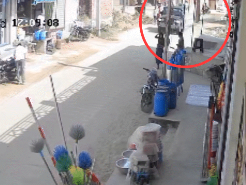 युवती सीढ़ियां उतरकर करीब 2 कदम चली थी कि थार सवार ने उसे टक्कर मार दी।