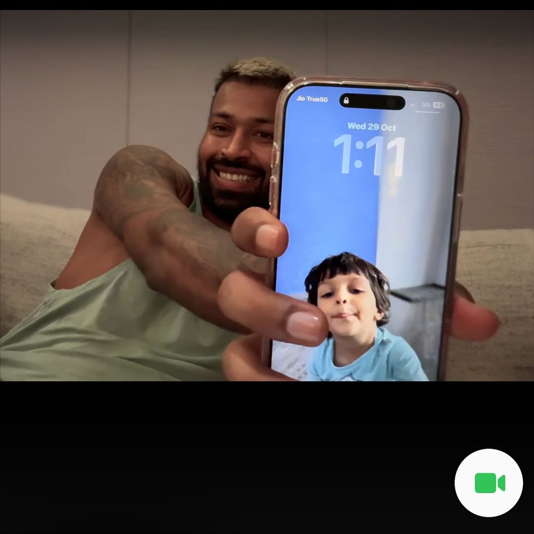 हार्दिक अपने 5 साल के बेटे अगस्त्या के साथ खेलते नजर आ रहे हैं।