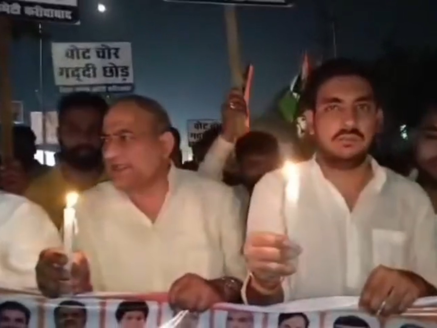 कैंडल मार्च में मौजूद स्थानीय नेता।