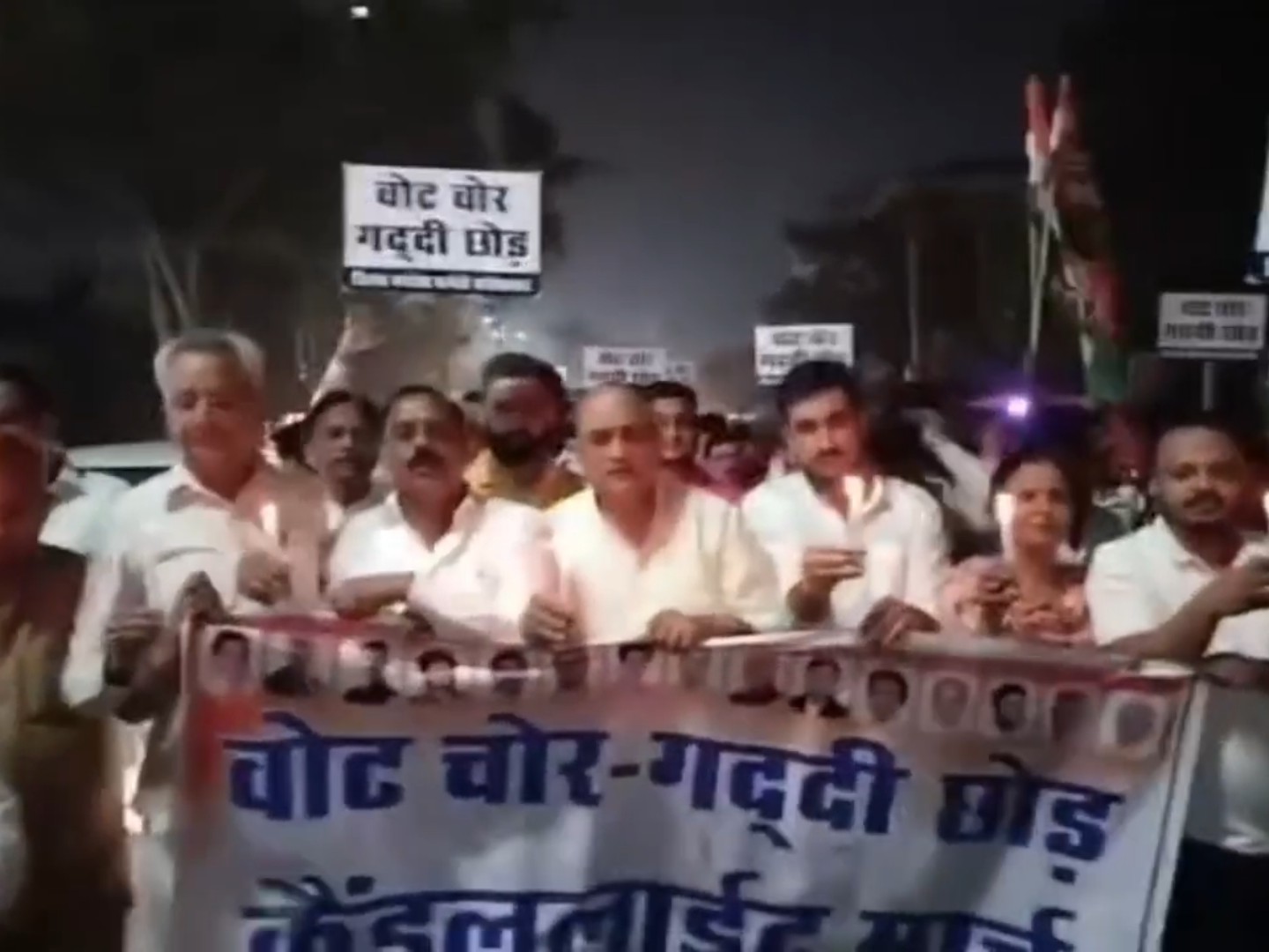 भाजपा के खिलाफ प्रदर्शन करते कांग्रेस कार्यकर्ता।