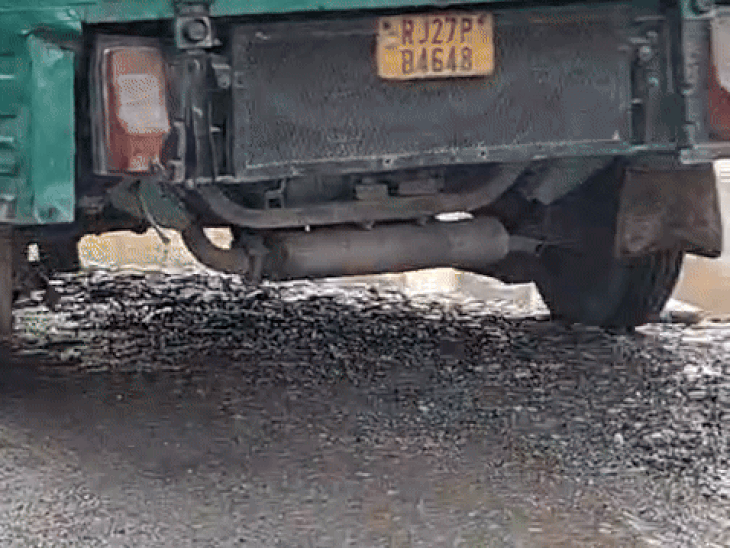 सड़क पर गडडे के बीच इस तरह से गुजरते वाहन।