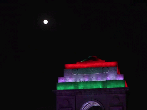 दिल्ली में इंडिया गेट के पास सुपरमून दिखाई दिया।