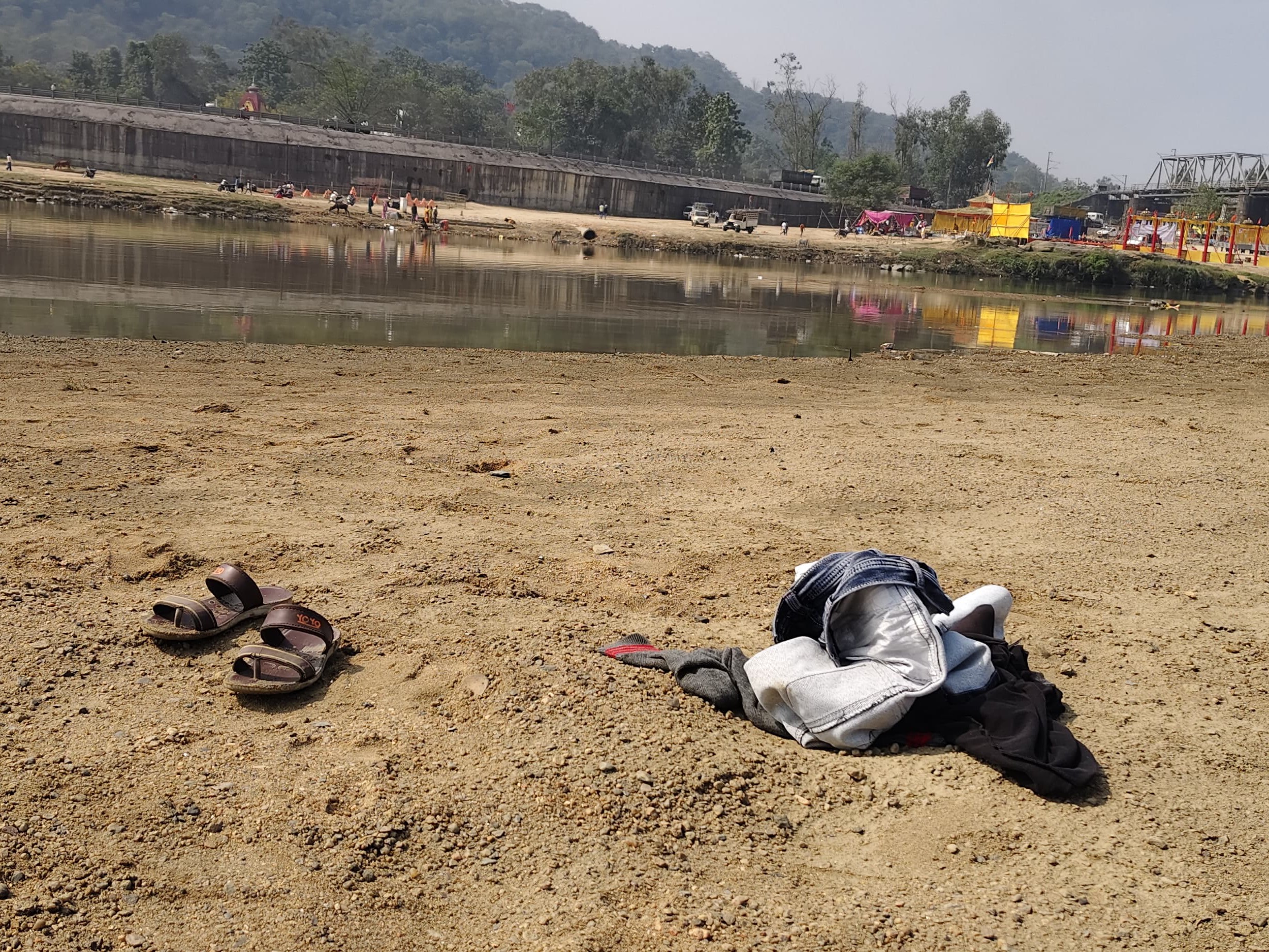 निखिल ने अपने कपड़े वहीं घाट किनारे उतारे थे।