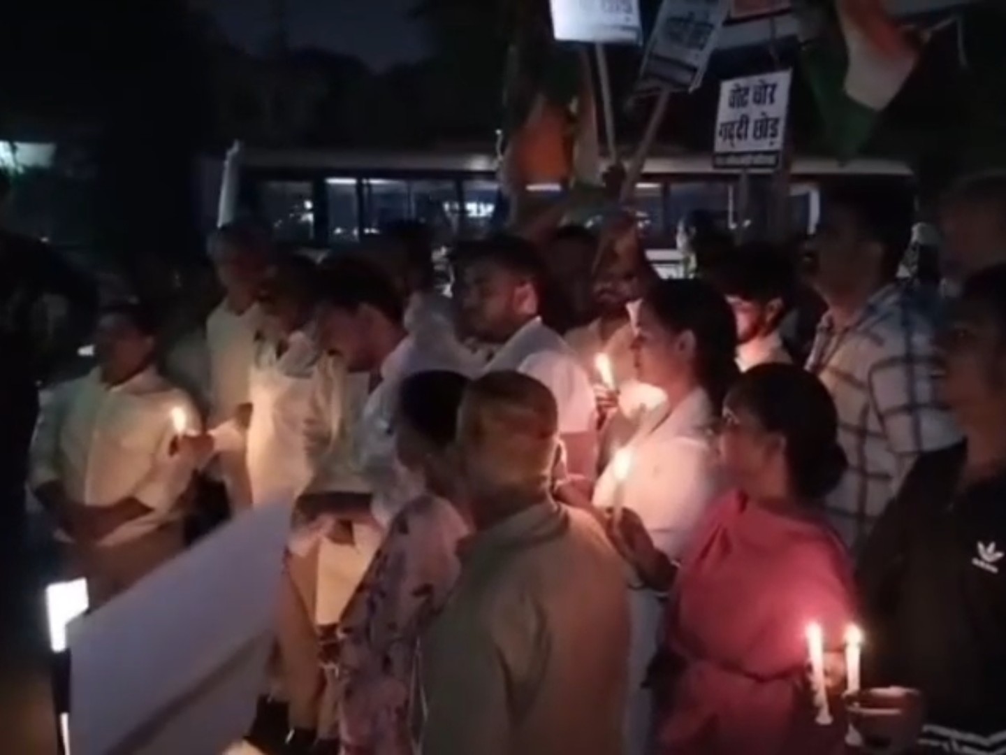 वोट चोर गद्दी छोड़ के नारे लगाते कार्यकर्ता।