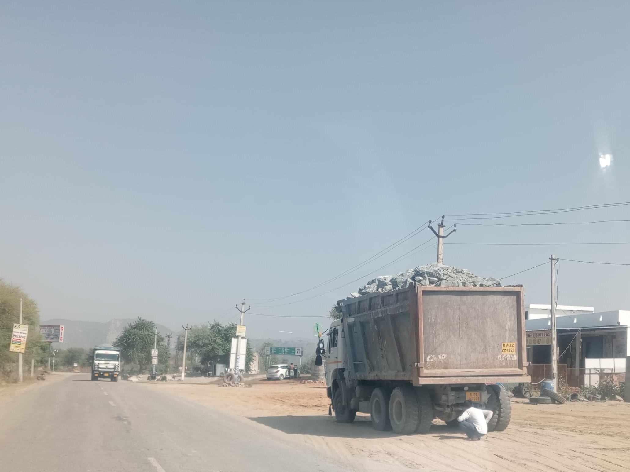 स्थानीय लोगों को जयपुर जैसा हादसे होने का डर है, उन्होंने प्रशासन से इन ओवरलोड वाहनों पर कार्रवाई करने की मांग की है।