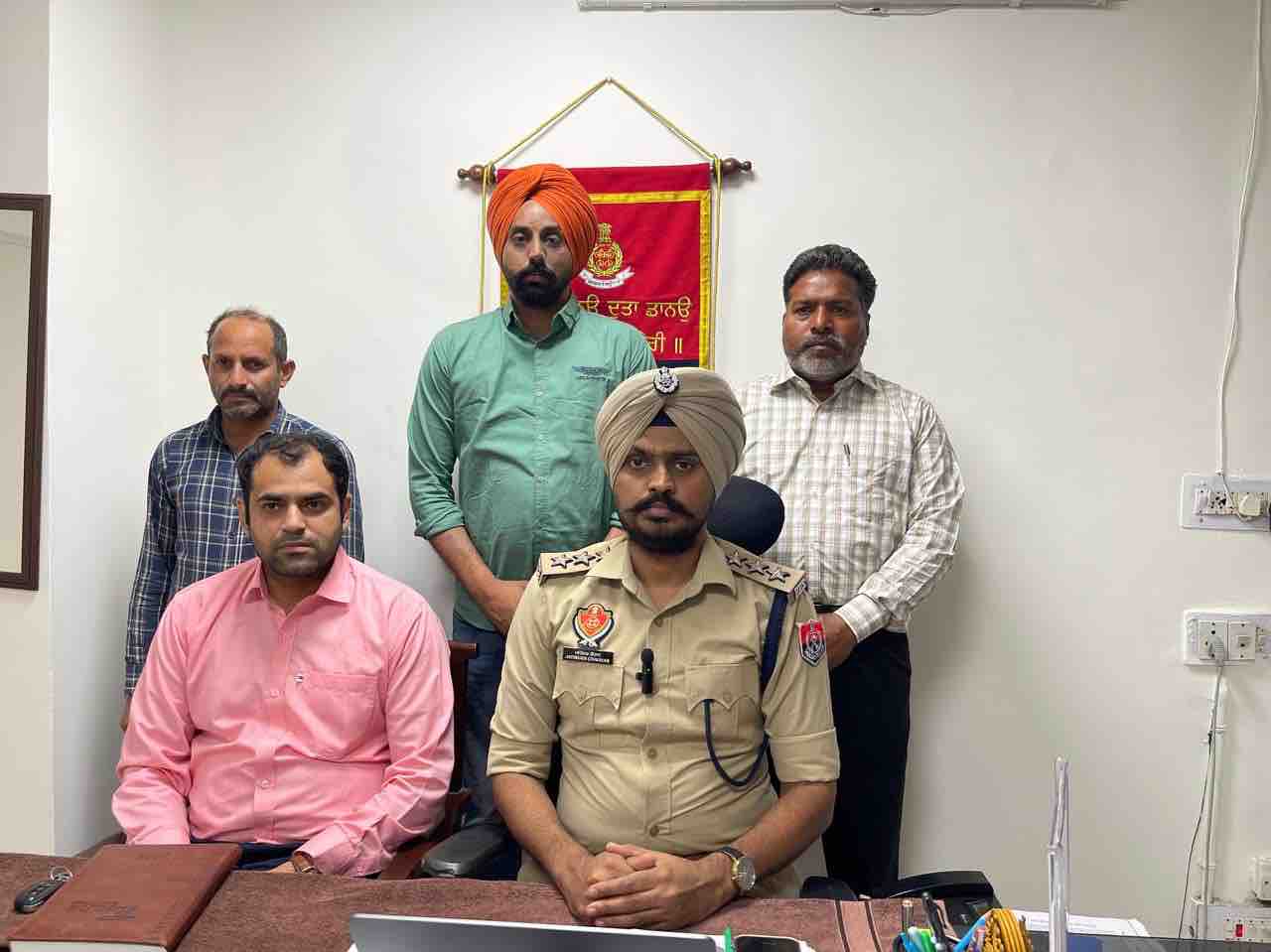 जानकारी देते हुए DSP जतिंदर चौहान, साथ में इंस्पेक्टर गुरविंदर सिंह और स्पेशल ब्रांच की टीम।