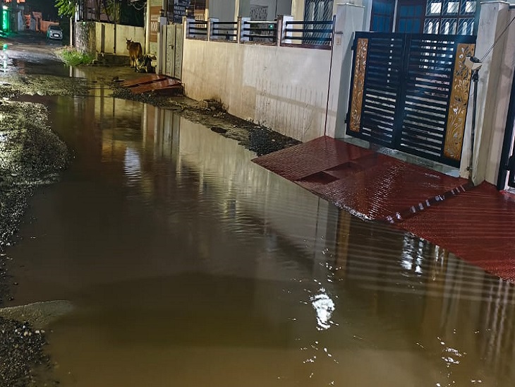 पिछले सप्ताह हुई बारिश के दौरान बारिश के पानी से मुख्य सड़क के बाहर की हालत ऐसी हो गई।