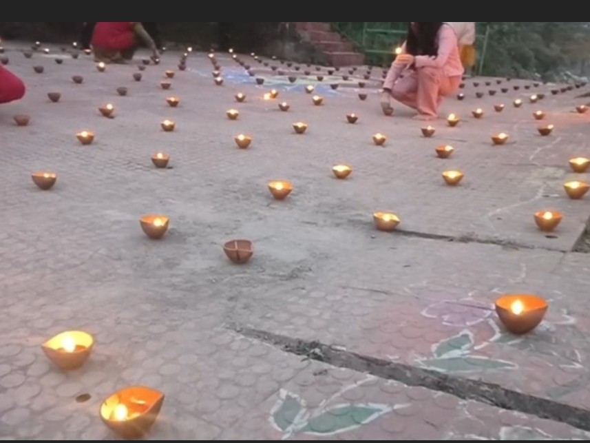 मंडी में 1500 दीयों से जगमगाया डुगलेश्वर घाट:  काशी की तर्ज पर देव दिवाली का आयोजन; ब्यास नदी की आरती भी हुई – Mandi (Himachal Pradesh) News