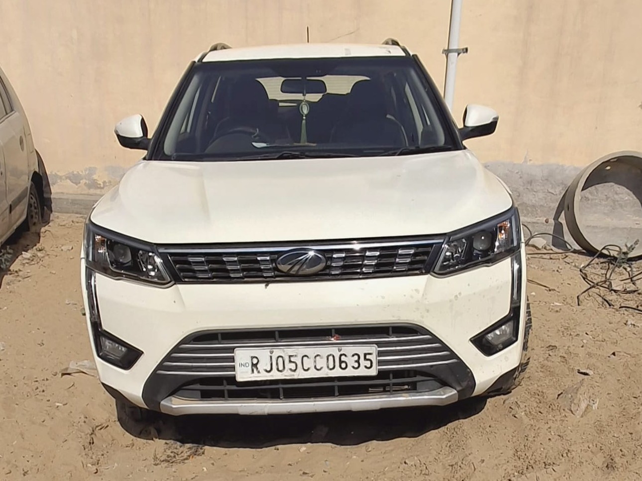 पुलिस ने तस्करों की कार को भी जब्त किया है।