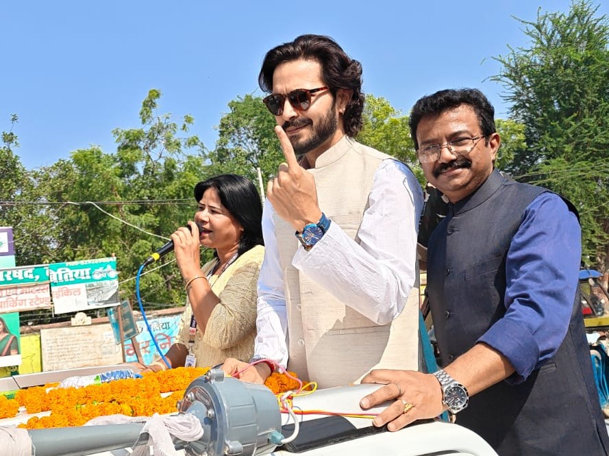 मतदाता जागरूकता अभियान के दौरान रोड शो।