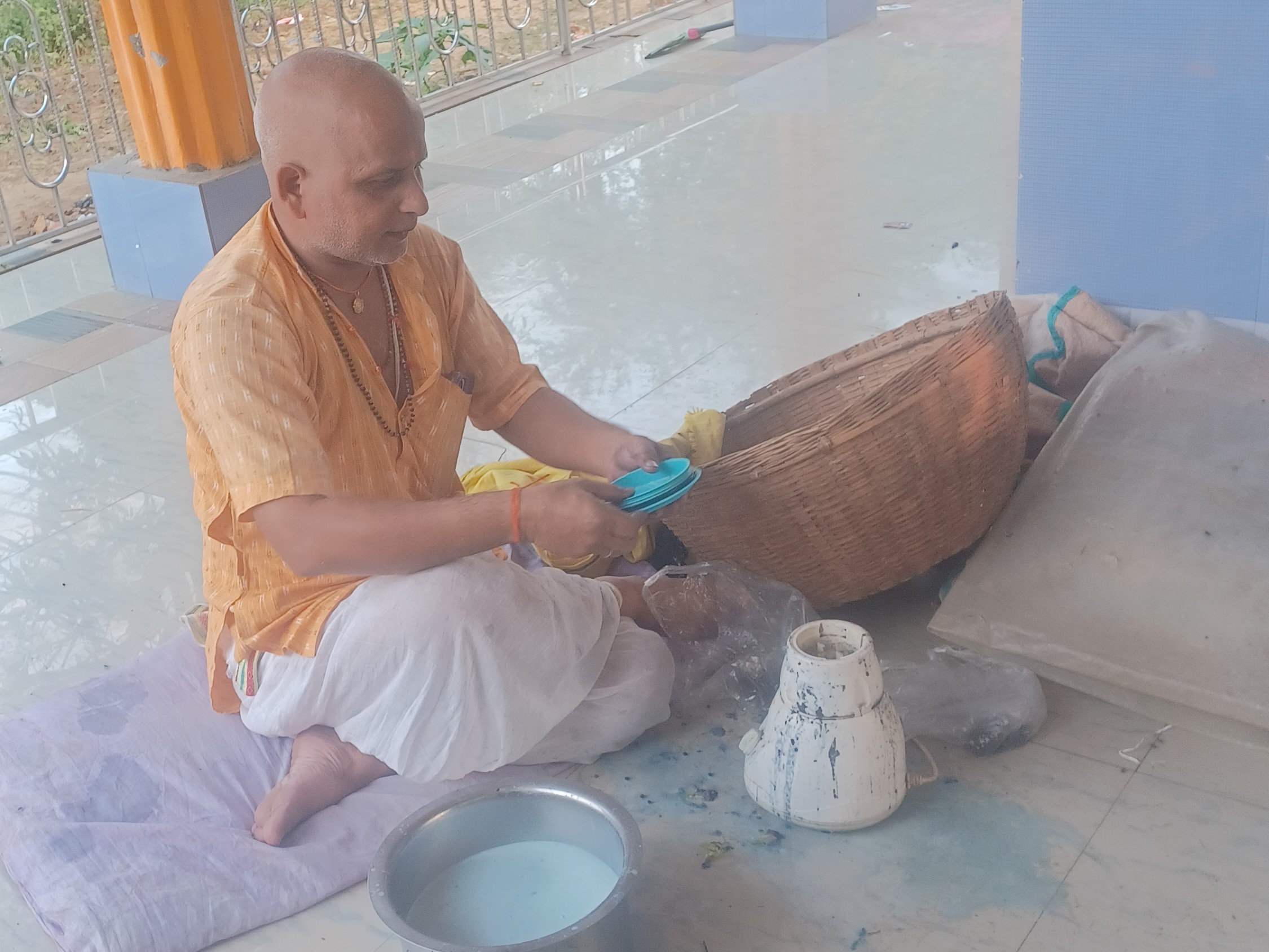 मंदिर के संत लोगों को दवा पिलाते हैं।