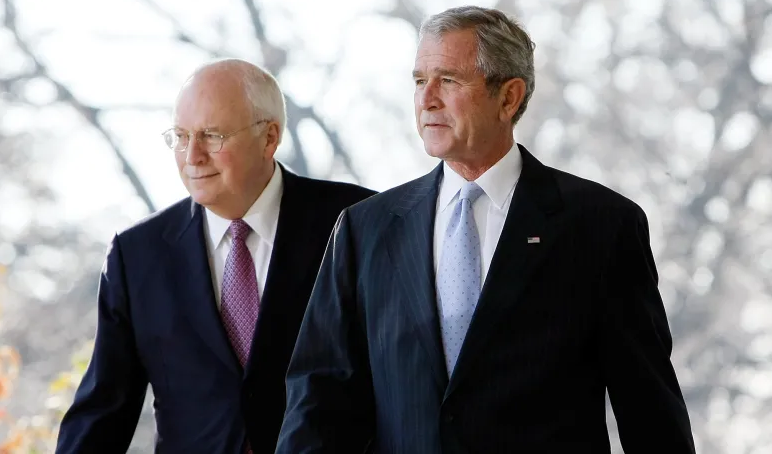 चेनी (बांए) 2001 से 2009 तक राष्ट्रपति जॉर्ज बुश (दांए) के कार्यकाल में उपराष्ट्रपति रहे थे।