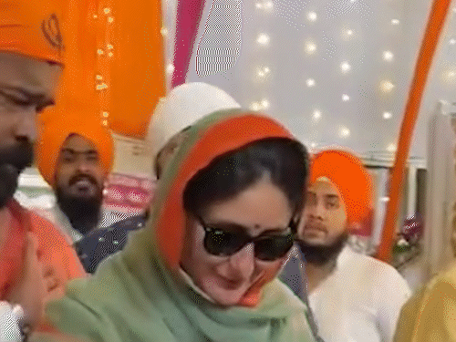 गुरु नानक जयंतीला करीना कपूर गुरुद्वारात पोहोचली: अतिशय साध्या शैलीत दिसली, नेहा धुपियानेही पती अंगद बेदीसह माथा टेकवला गुरु नानक जयंतीला करीना कपूर गुरुद्वारात पोहोचली: अतिशय साध्या शैलीत दिसली, नेहा धुपियानेही पती अंगद बेदीसह माथा टेकवला