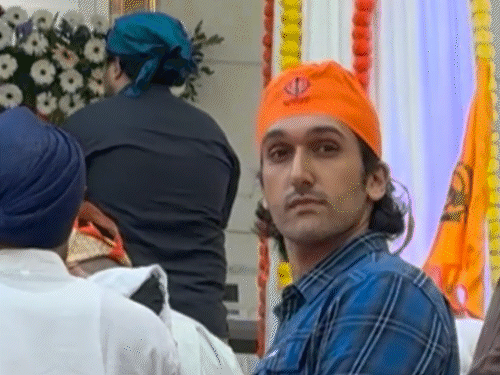 गुरु नानक जयंतीला करीना कपूर गुरुद्वारात पोहोचली: अतिशय साध्या शैलीत दिसली, नेहा धुपियानेही पती अंगद बेदीसह माथा टेकवला गुरु नानक जयंतीला करीना कपूर गुरुद्वारात पोहोचली: अतिशय साध्या शैलीत दिसली, नेहा धुपियानेही पती अंगद बेदीसह माथा टेकवला