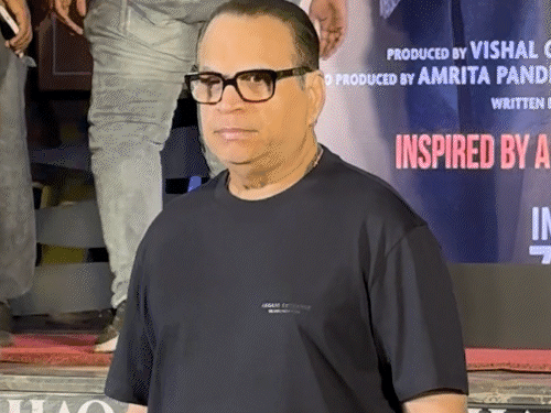 निर्देशक मधुर भंडारकर की स्क्रीनिंग में पहुंचे।