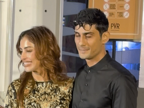 प्रतिक बब्बर पत्नी प्रिया बनर्जी के साथ पहुंचे